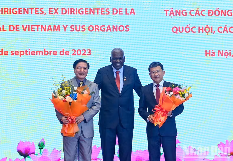 Esteban Lazo entrega la Medalla de Fraternidad Combativa al secretario general de la Asamblea Nacional, Bui Van Cuong y al jefe de la Comisión de Relaciones Exteriores del Parlamento de Vietnam, Vu Hai Ha. Esteban Lazo entrega la Medalla de Fraternidad Combativa al secretario general de la Asamblea Nacional, Bui Van Cuong y al jefe de la Comisión de Relaciones Exteriores del Parlamento de Vietnam, Vu Hai Ha.