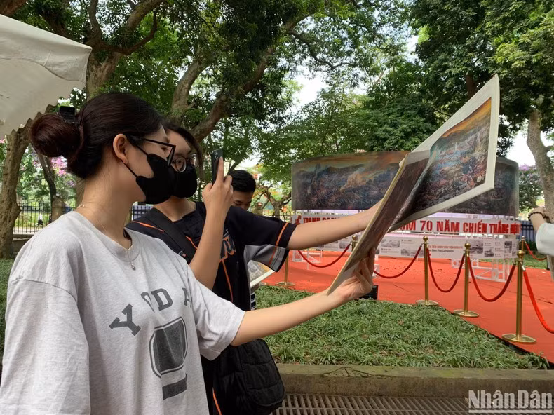 Los lectores escanean los códigos QR de las pinturas para ver imágenes en movimiento utilizando tecnología de realidad aumentada (AR).