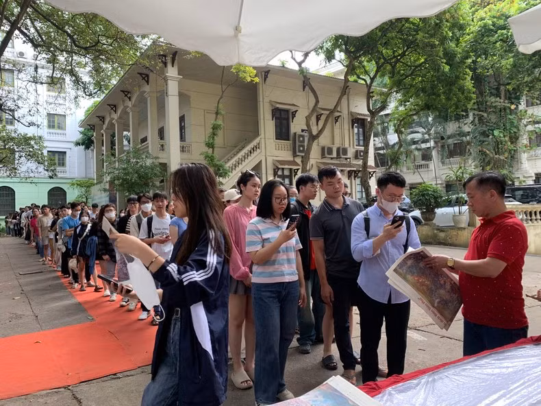 El último día de la exposición se entregaron a los lectores cerca de dos mil suplementos impresos sobre la pintura panorámica de la campaña de Dien Bien Phu.