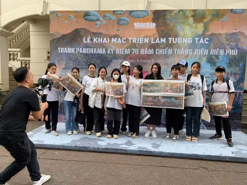 La clase de la profesora Kim viaja un largo camino desde el distrito de My Duc, Hanói, hasta la sede del diario Nhan Dan para visitar la exposición.