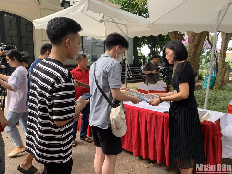 Cada lector que visite la exposición recibe un suplemento especial sobre el desarrollo de la campaña de Dien Bien Phu.