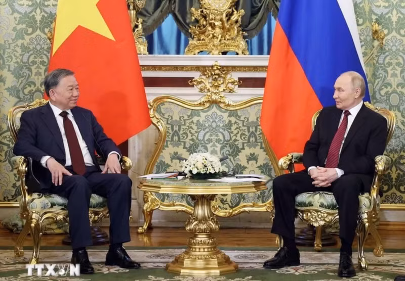 El secretario general del Partido Comunista, To Lam, se reúne con el presidente ruso ,Vladimir Putin. (Foto: VNA)