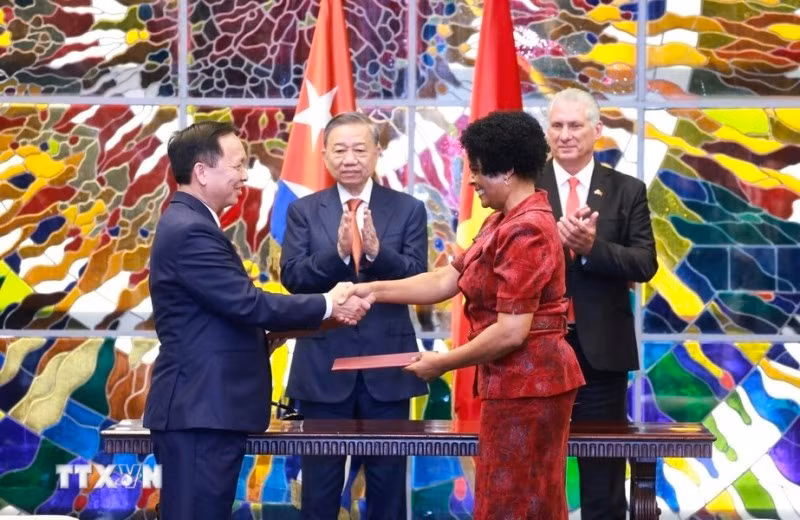 Los representantes del Banco Estatal de Vietnam y el Banco Central de Cuba. Los representantes del Banco Estatal de Vietnam y el Banco Central de Cuba.