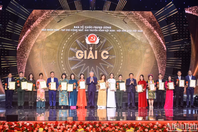 El presidente del Tribunal Popular Supremo, Nguyen Hoa Binh, y el director de Academima Nacional de Política Ho Chi Minh y presidente del Consejo Teórico Central, Nguyen Xuan Thang, otorgan premios C a los autores ganadores.