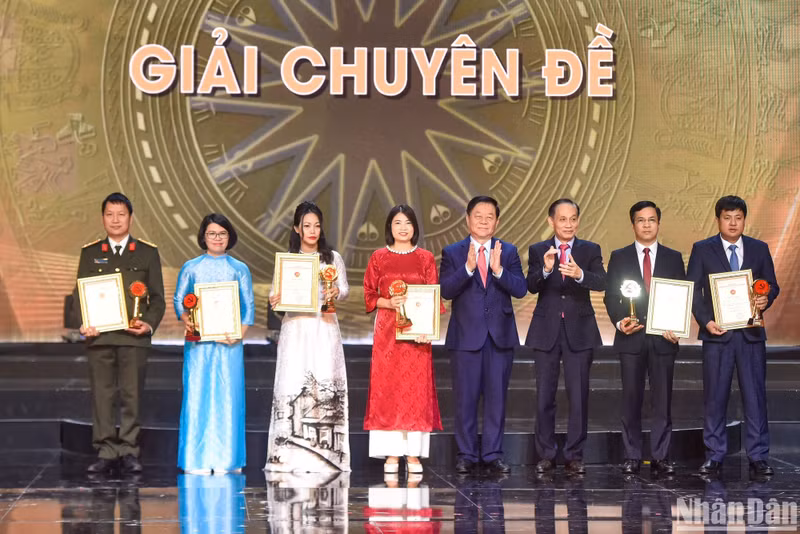 El jefe de la Comisión de Comunicación y Educación del Comité Central del PCV, Nguyen Trong Nghia, y el jefe de la Comisión de Relaciones Exteriores del Comité Central del PCV, Le Hoai Trung, entregan menciones especiales a los ganadores.