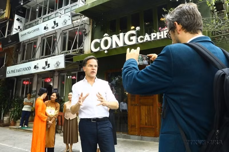 Hanói es un lugar donde muchos líderes de países de todo el mundo experimentan una atmósfera de paz. En la foto: Durante su visita a Vietnam, en la mañana del 2 de noviembre de 2023, el primer ministro de los Países Bajos, Mark Rutte, fue a un restaurante en la calle Dien Bien Phu, tomó un té y conversó con amigos vietnamitas.