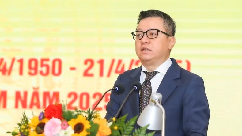 El presidente de la Asociación de Periodistas de Vietnam, Le Quoc Minh, habla en la cita.