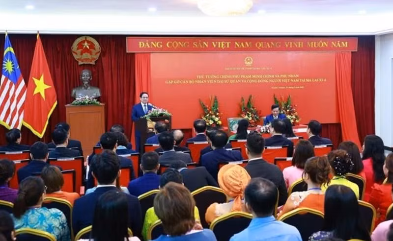 El primer ministro Pham Minh Chinh habla en una reunión con la comunidad vietnamita en Malasia el 25 de mayo. (Foto: VNA)