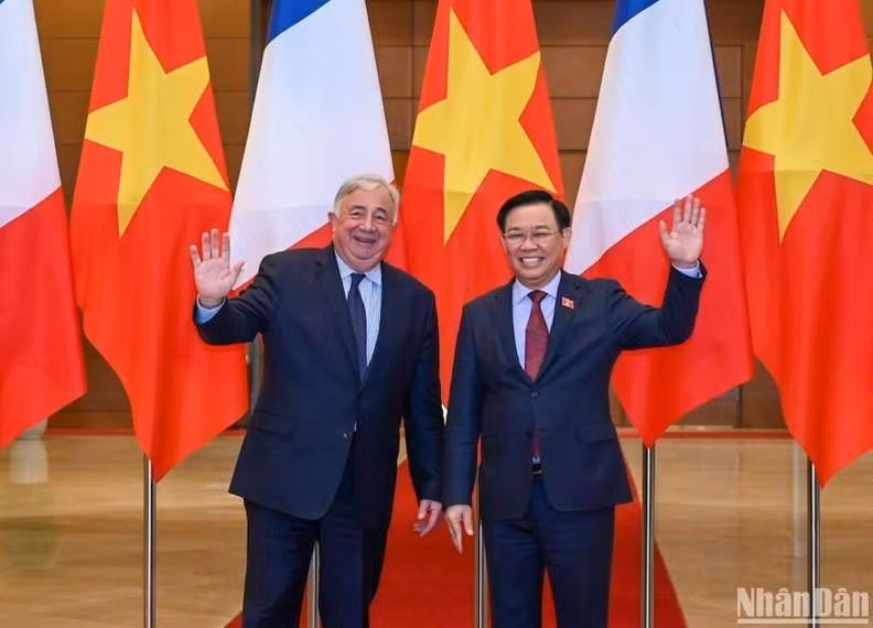 El presidente del Senado francés, Gérard Larcher, y el titular de la Asamblea Nacional de Vietnam, Vuong Dinh Hue. 