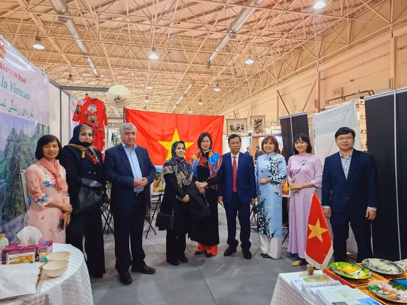 El ministro iraní de Patrimonio Nacional, Artesanía y Turismo, Ezzatollah Zarghami, visita el stand vietnamita. (Fotografía: thoidai.com.vn)