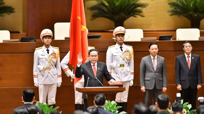 El presidente de la Asamblea Nacional de Vietnam, Tran Thanh Man, presta juramento. 