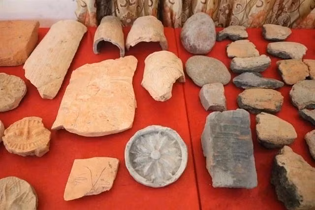 Más de dos mil 300 piezas de moldes de bronce para tambores fueron recolectadas durante una reciente excavación en la antigua ciudadela de Luy Lau, en la provincia norteña vietnamita de Bac Ninh (Foto: VNA)