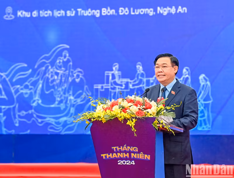 El presidente de la Asamblea Nacional de Vietnam, Vuong Dinh Hue, habla en la ceremonia de lanzamiento del Mes de la Juventud 2024.