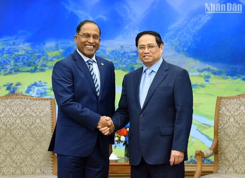 El primer ministro de Vietnam, Pham Minh Chinh, y el ministro de Relaciones Exteriores de Malasia, Zambry Abdul Kadir.