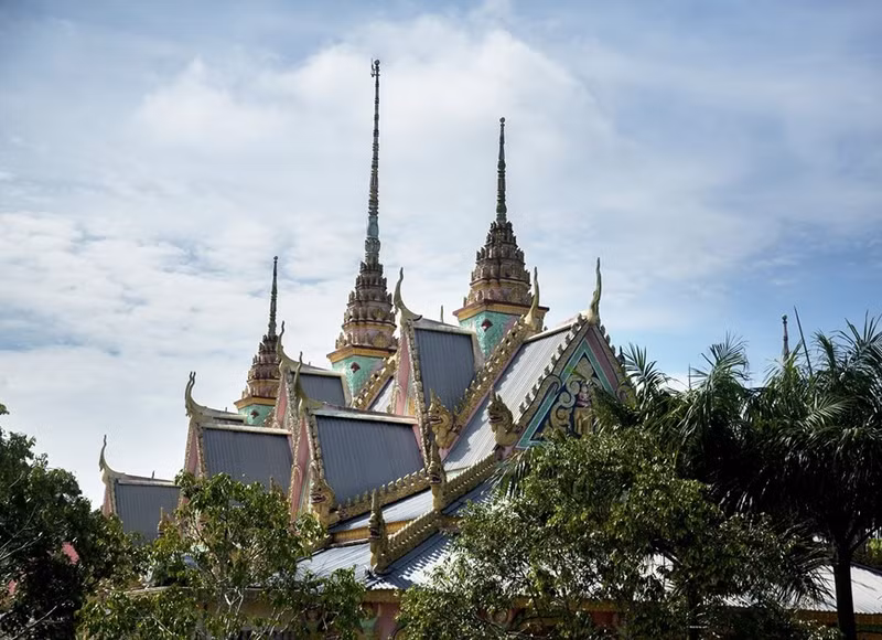 El techo de la pagoda Som Rong presenta una arquitectura de pagoda khemer.
