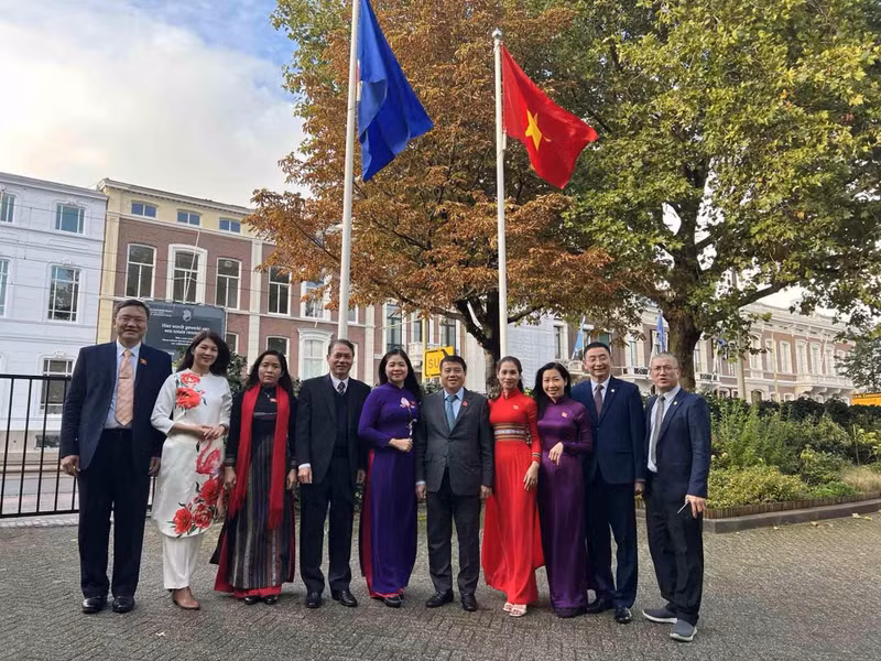 Delegación del Consejo de Asuntos Étnicos de la Asamblea Nacional de Vietnam. (Fotografía: baoquocte.vn)