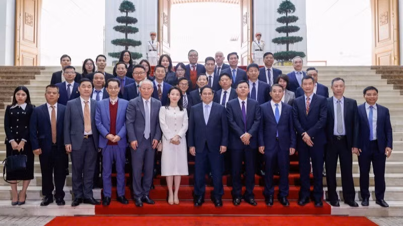 El primer ministro de Vietnam, Pham Minh Chinh, y los delegados en el evento (Foto: Nhan Dan)