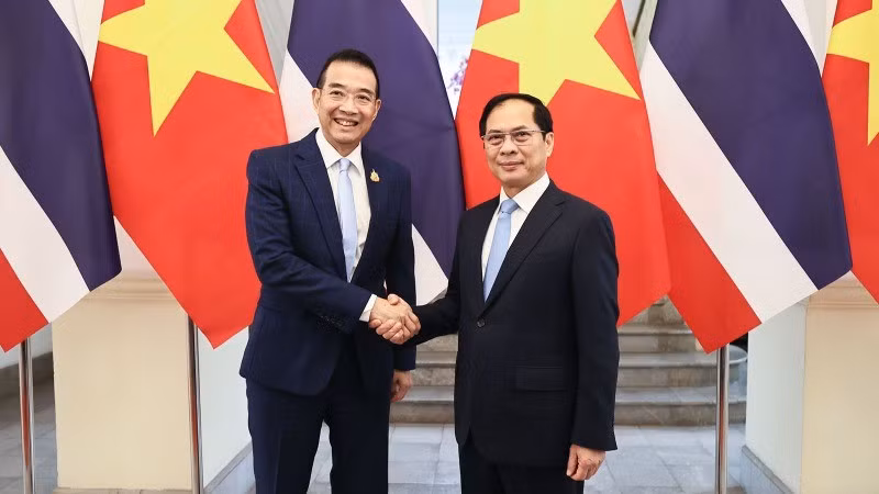 El viceprimer ministro y canciller de Vietnam, Bui Thanh Son, y el ministro de Relaciones Exteriores de Tailandia, Maris Sangiampongsa. (Foto: Cancillería de Vietnam)