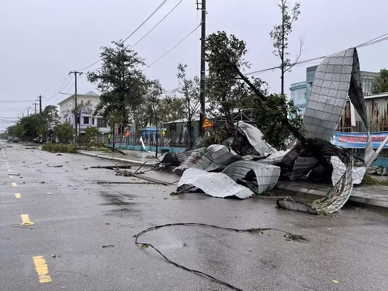 La tormenta Noru causa algunos daños en la ciudad de Tam Ky. (Foto: VNA) La tormenta Noru causa algunos daños en la ciudad de Tam Ky. (Foto: VNA)