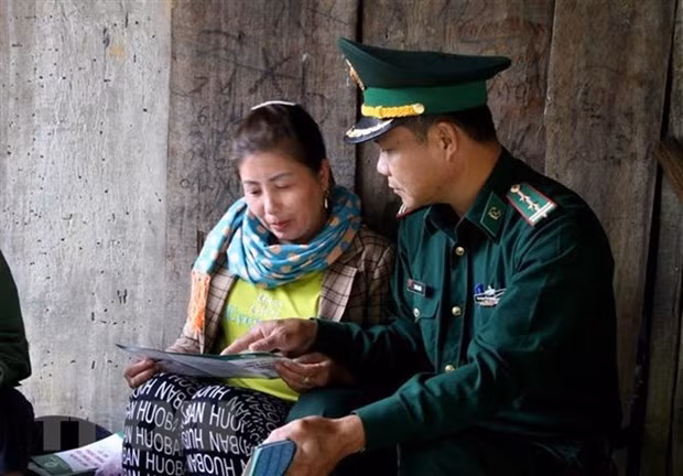 La Fuerza de la Guardia Fronteriza de la provincia de Nghe An difunde la ley a las personas en áreas montañosas del distrito de Ky Son. La Fuerza de la Guardia Fronteriza de la provincia de Nghe An difunde la ley a las personas en áreas montañosas del distrito de Ky Son.