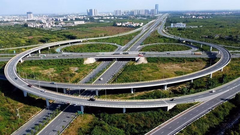 En los últimos años, el tráfico de Hanói ha experimentado cambios positivos, con carreteras e intersecciones cada vez más modernas y polivalentes. El transporte ha promovido el desarrollo socioeconómico, ayudando a que la capital crezca y se vuelva más hermosa.