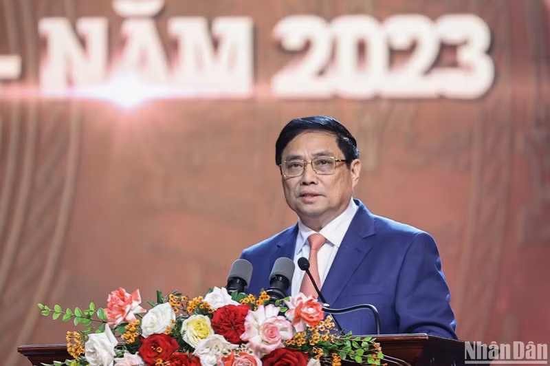El primer ministro Pham Minh Chinh habla en el evento.