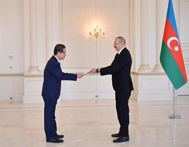 El embajador vietnamita en Rusia, concurrente en Azerbaiyán, Dang Minh Khoi, presenta cartas credenciales al presidente azerbaiyano, Ilham Aliyev. (Fotografía: VNA)