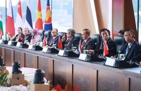 Sesión de diálogo entre líderes de Asean y el Grupo de Trabajo de Alto Nivel sobre la Visión de la Comunidad Asean después de 2025. (Fotografía: VNA)