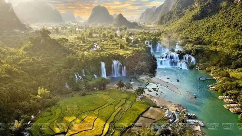 La cascada de Ban Gioc es conocida como la más hermosa de Vietnam, con diversos bloques grandes de agua que fluyen a través de numerosas capas de piedra caliza. (Foto: VNA)