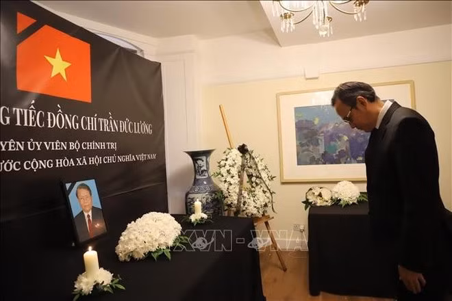 El embajador de Laos en el Reino Unido, Douangmany Gnotsyoudom, rinde homenaje al expresidente Tran Duc Luong en la sede de la embajada de Vietnam. (Foto: VNA).