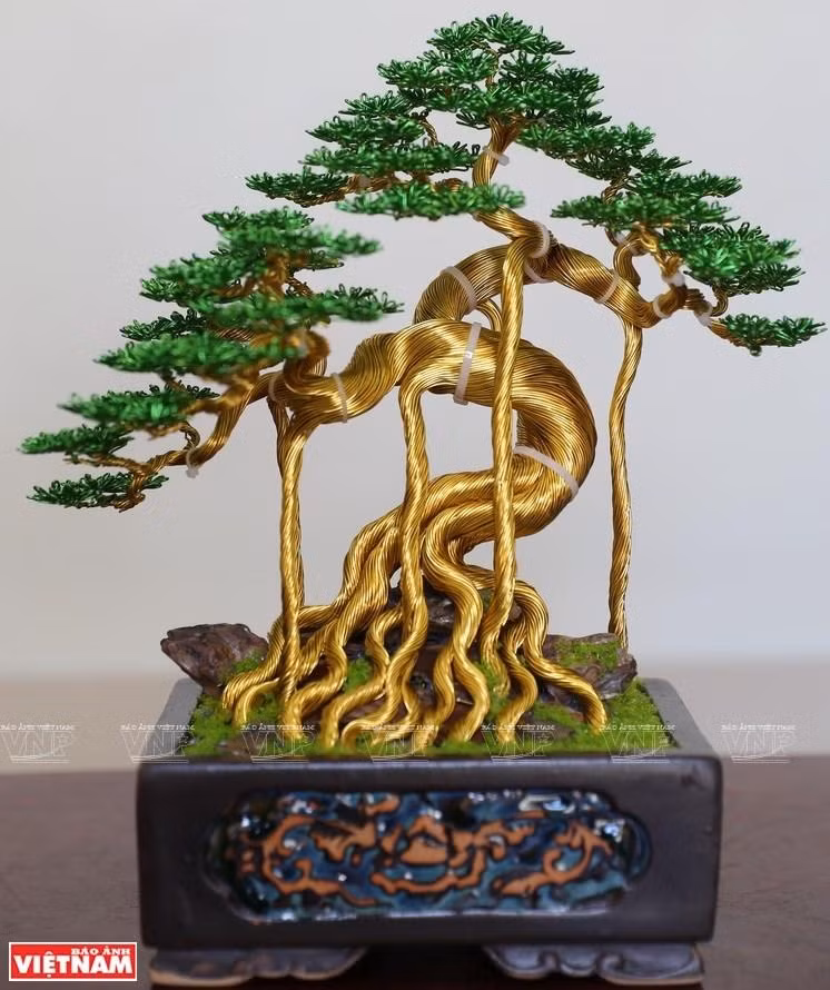Obra de bonsái hecha de alambres de cobre de Pham Van Doanh.