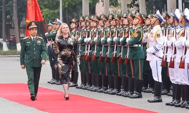 El general Phan Van Giang, miembro del Buró Político y ministro de Defensa de Vietnam, recibe a su homóloga checa, Jana Cernochova. (Fotografía:VNA)