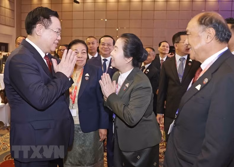 Dinh Hue y otros delegados en el evento.