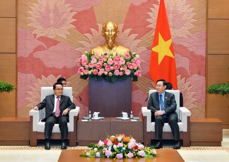 El presidente de la Asamblea Nacional de Vietnam, Vuong Dinh Hue (derecha), recibe al presidente de la Auditoría de Estado de Laos, Viengthavisone Thephachanh. 