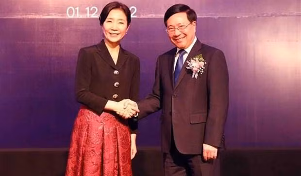 El viceprimer ministro permanente vietnamita, Pham Binh Minh, y la embajadora surcoreana en Vietnam, Oh Young-ju. (Fotografía: VNA)