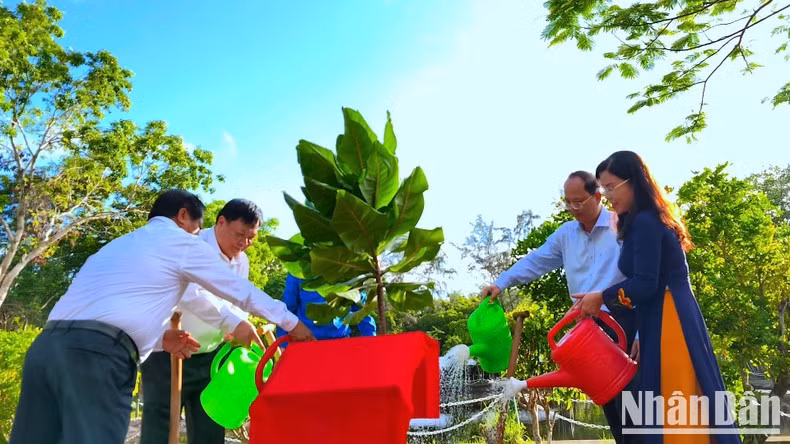 Los funcionarios de Ca Mau plantan árboles en memoria del Presidente Ho Chi Minh.