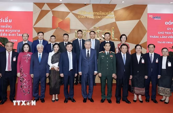 El presidente de Vietnam, To Lam, y representantes de Star Telecom. (Foto: VNA)