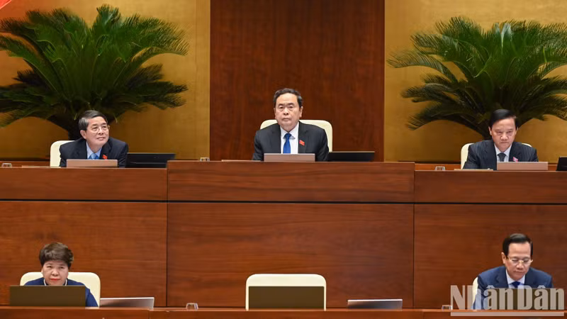 El presidente de la Asamblea Nacional, Tran Thanh Man, y los vicetitulares legislativos en la reunión.