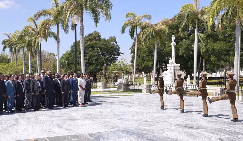 El presidente parlamentario de Vietnam, Vuong Dinh Hue, el titular de la Asamblea Nacional del Poder Popular de Cuba, Esteban Lazo Hernández, presencian la ceremonia de cambio de guardia.