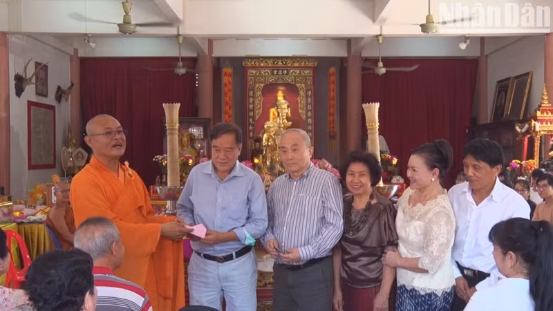 Para conmemorar la ocasión, la Asociación Vietnamita de Bangkok y alrededores está entregando ofrendas y contribuciones a la pagoda para ayudar a preservar el lugar.