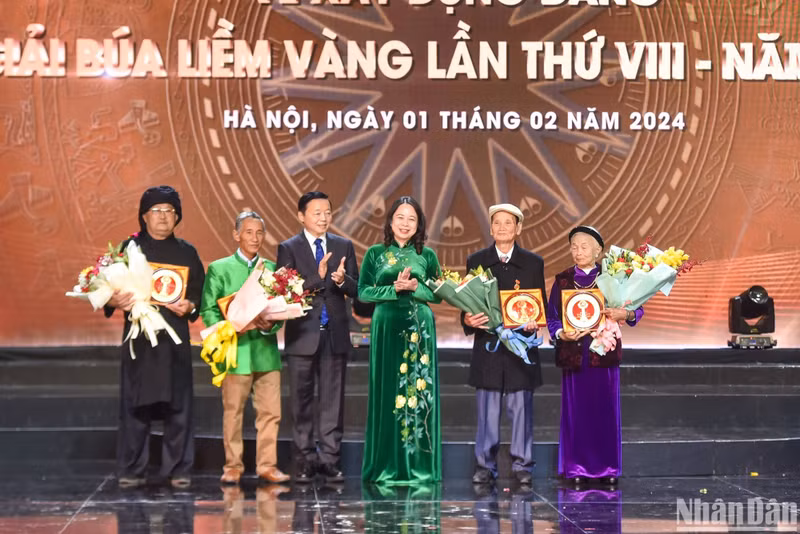 Vo Thi Anh Xuan, vicepresidenta del país y Tran Hong Ha, viceprimer ministro, honran a los militantes que son protagonistas en las obras periodísticas.