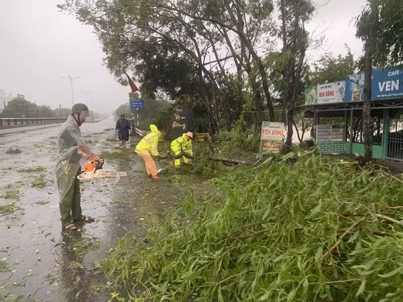 La policía de tránsito de la provincia de Thua Thien - Hue quitan las ramas de los árboles. (Foto: VNA) La policía de tránsito de la provincia de Thua Thien - Hue quitan las ramas de los árboles. (Foto: VNA)