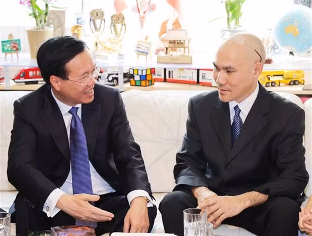 El presidente Vo Van Thuong y el doctor Nguyen Duy Ha.