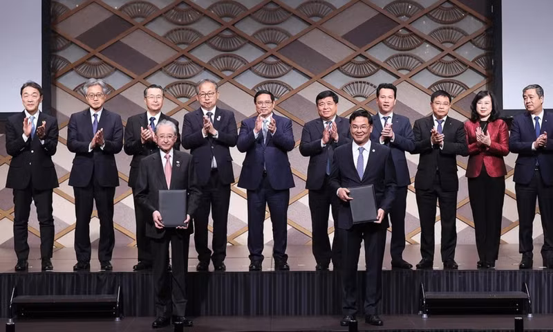 El primer ministro y dirigentes de ministerios, sectores y localidades de Vietnam y Japón testimonia la entrega de 30 acuerdos de cooperación entre los dos países.
