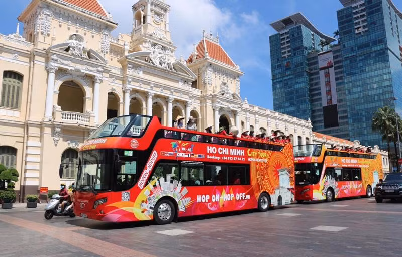 Los turistas se unen a un recorrido por la urbe en Ciudad Ho Chi Minh (Foto: VNA)