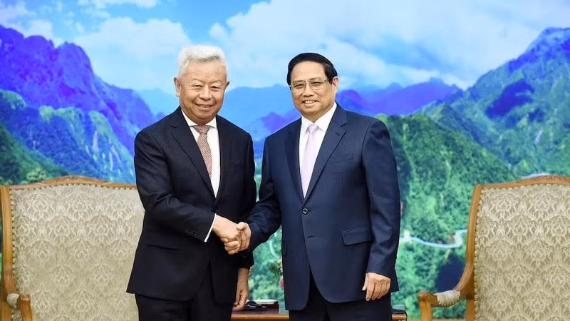 El primer ministro vietnamita, Pham Minh Chinh, recibe a Jin Liqun, presidente del Banco Asiático de Inversión en Infraestructura (BAII). 