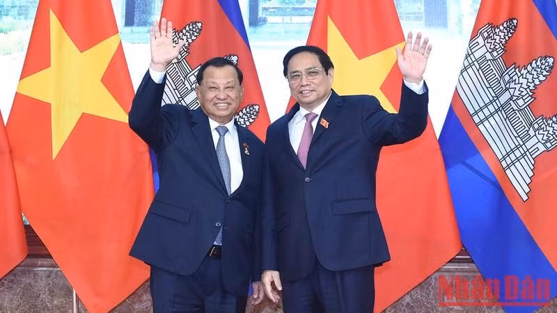 El primer ministro de Vietnam, Pham Minh Chinh y el presidente del Senado de Camboya, Samdech Say Chhum.