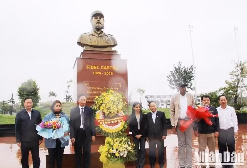 La delegación coloca una ofrenda floral ante el monumento a Fidel Castro.