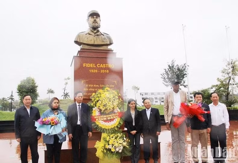 Ofrenda floral en el Parque Fidel.