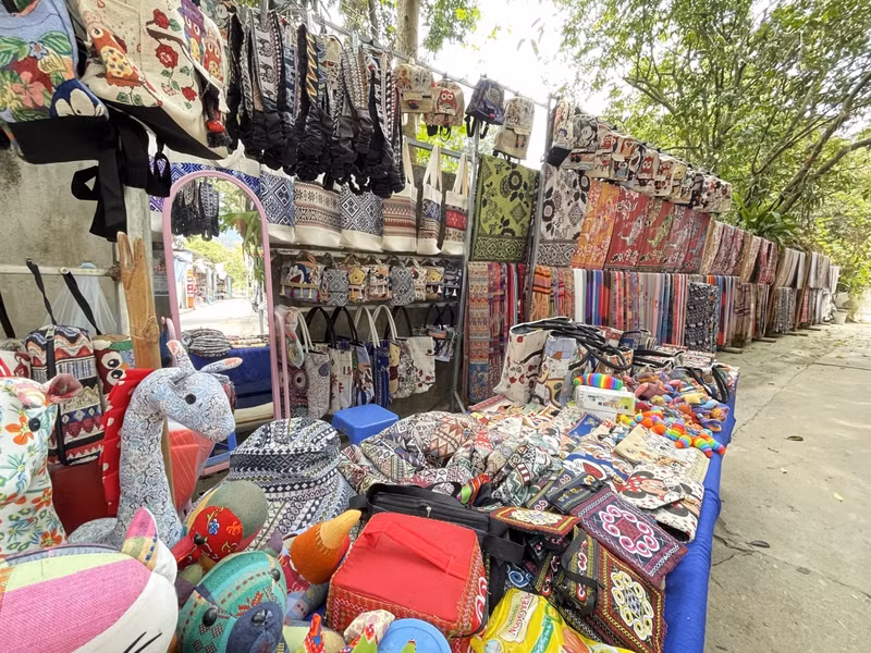 Los suvenires se venden en las casas sobre pilotes o en los mercados y ferias.